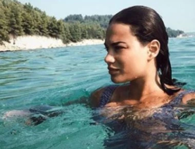 Πηνελόπη Πλακά: Βουτιές με σέξι μαγιώ (φωτό)